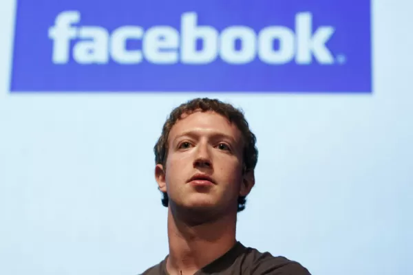 Zuckerberg vende casi 42 millones de acciones de Facebook