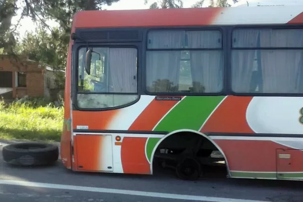 Un colectivo interurbano perdió una rueda en pleno recorrido