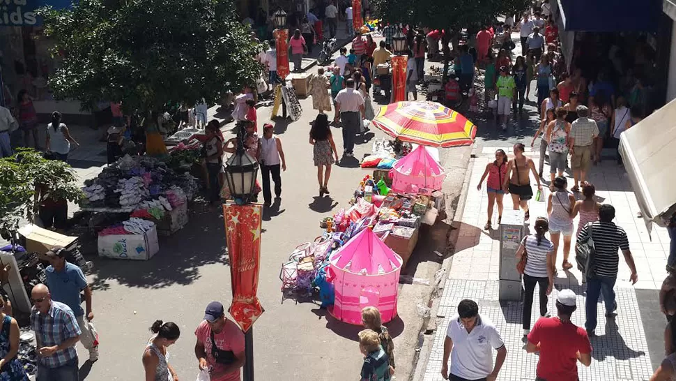 INFIERNO. Los compradores se trasladan para elegir el mejor regalo. FOTO LA GACETA / JUAN MANUEL MONTERO. 