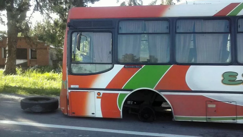 SOBRE EL ASFALTO. La rueda se desprendió cuando el chofer detenía el ómnibus para levantar un pasajero.