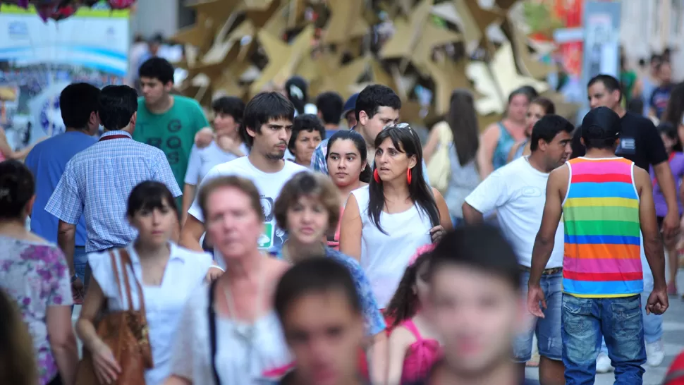 TODOS A LA CALLE. Las peatonales están colmadas desde hace varios días. ARCHIVO LA GACETA / FOTO DE DIEGO ARÁOZ