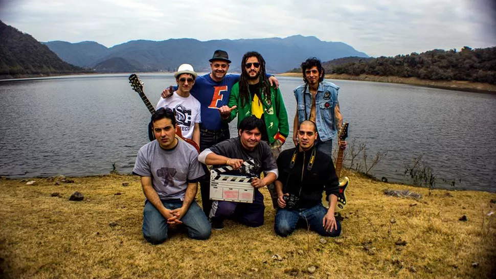 HAY EQUIPO. La banda y parte de la productora se fotografiaron durante el rodaje. GENTILEZA RFA