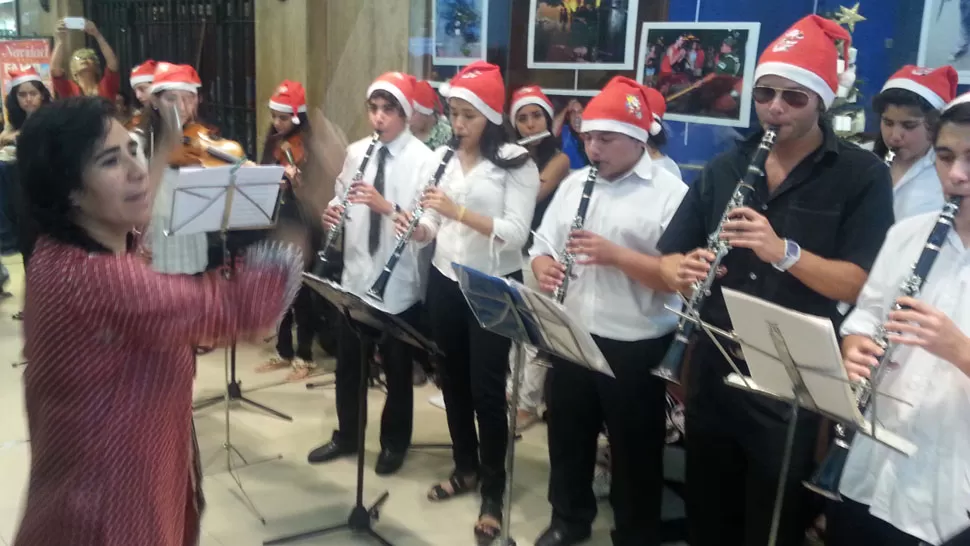 Músicos con gorros de Papá Noel