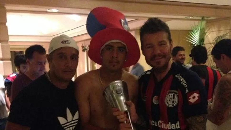 ÍDOLOS. Contreras junto a su papá y Tinelli, con el trofeo.
