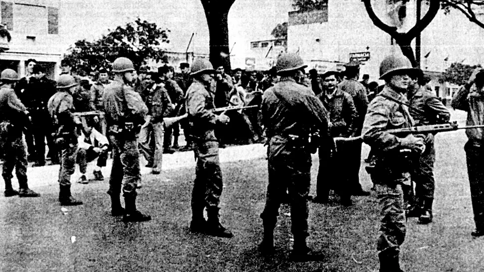 CON LAS ARMAS EN LA CALLE. Las fuerzas de seguridad nacionales se apostaron frente a la Jefatura, listos para retirar abruptamente a los díscolos. ARCHIVO LA GACETA  