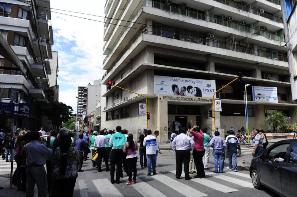 EN LAS CALLES. Estatales protestaron ayer, y continuarán si no hay acuerdo. la gaceta / foto de jorge olmos sgrosso