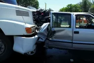 Un camión chocó a una camioneta en un control vial y dejó seis heridos