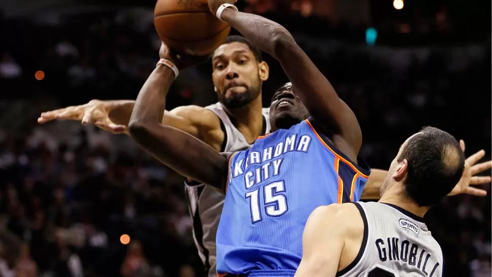 NO ALCANZO. Manu y Duncan intentan frenar a Reggie Jackson, de los Thunder. REUTERS