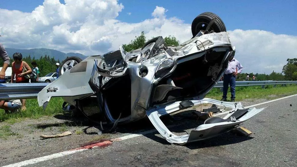 IRRECONOCIBLE. El auto dio varias vueltas antes de detener su marcha. LA GACETA / DAVID CORREA VIA MOVIL