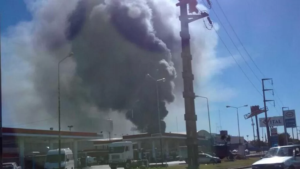 DANTESCO. La columna de humo puede verse a la distancia. FOTO TOMADA DE TN.COM.AR