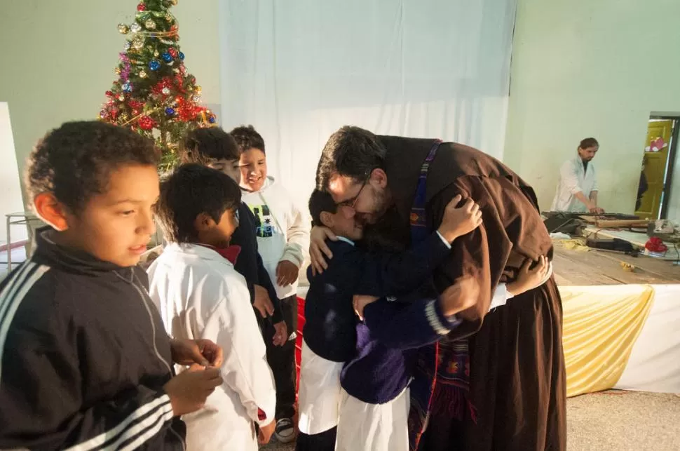 CARIÑO SINCERO. Los chicos de El Rodeo le entregaron cientos de abrazos al padre Pepe durante una misa. 