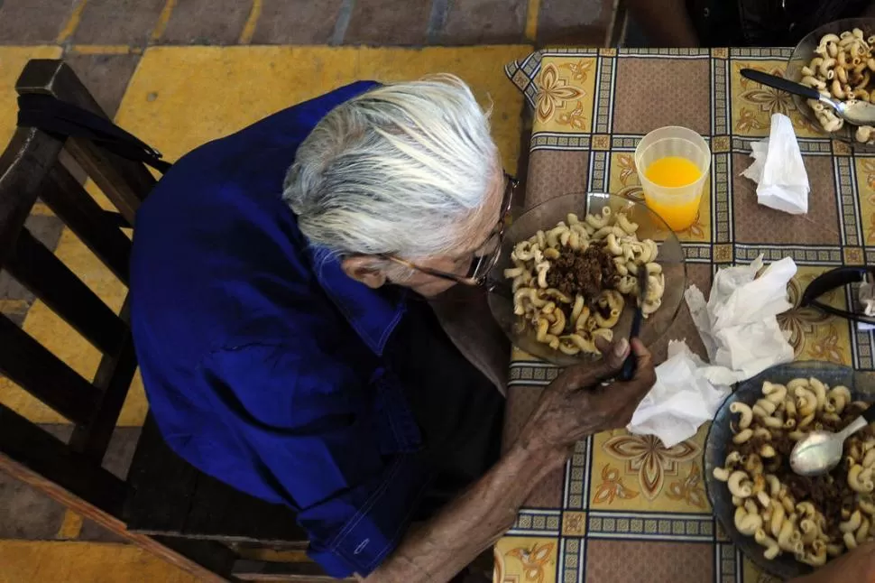 PALIAR EL HAMBRE Y LA SOLEDAD. Para los desamparados, el comedor de “Los mensajeros ...” es el hogar.   la gaceta / foto de analía jaramillo