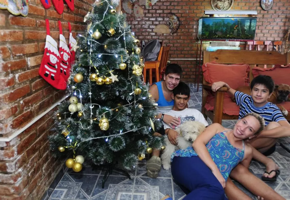 NAVIDAD ESPECIAL. Agustín (en el centro) rodeado por tres de sus cuatro hermanos: Facundo, Germán y Noelia. la gaceta / foto de analía jaramillo