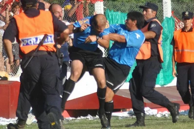 Salvaje agresión al árbitro Mariano González en una liga de Buenos Aires