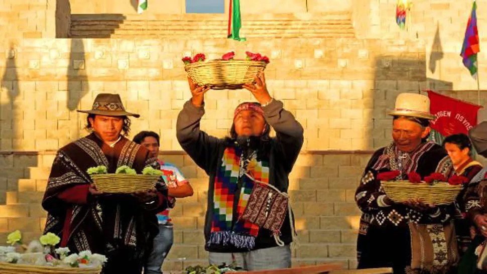 ANHELO. La dirigente Milagro Sala pidió por la renovación espiritual, más trabajo, salud y armonía entre los hombres y la naturaleza. FOTO DE PRENSA TUPAC AMARU
