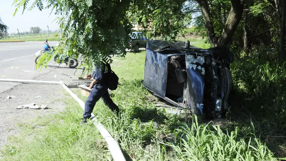 ASÍ QUEDÓ. El auto, de costado, contra un árbol. LA GACETA / FOTO DE JORGE OLMOS SGROSSO