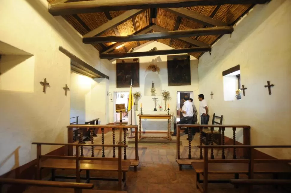 UNA VIA DE ESCAPE. El enigmático túnel está ubicado debajo del pequeño altar de la capilla de las ruinas jesuíticas de La Banda, en Tafí del Valle. la gaceta / fotos de osvaldo ripoll 