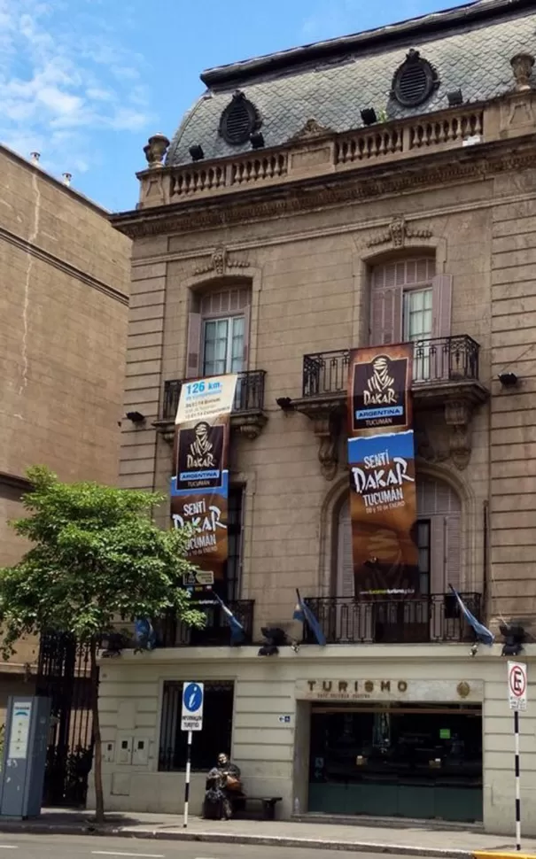 FACHADA. El balcón principal del edificio del Ente Turismo tiene una gigantografía. 