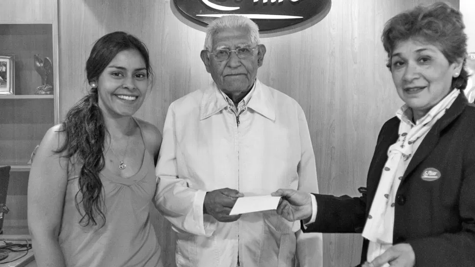 NIETA Y ABUELO. Alejandra y Juan Ignacio fueron juntos a Castillo.