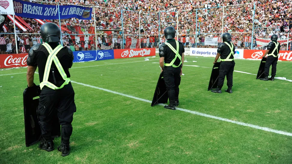 UNA BANDERA QUE DIO HABLAR. En marzo, cuando Atlético y San Martín se enfrentaron por la Copa Argentina en el Monumental, los simpatizantes “santos” les anunciaron a los anfitriones que estarán en el Mundial.