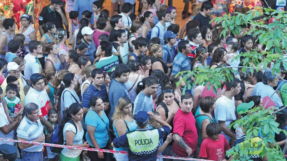 EMBUDO. A la gente poco le importó el perímetro demarcado por la Policía: la fiebre por las compras navideñas pudo más que el operativo de seguridad.