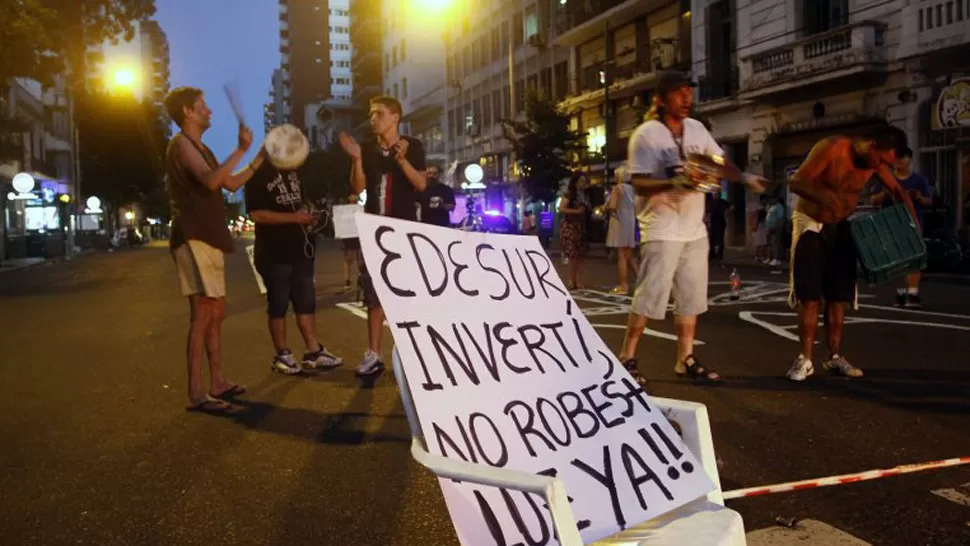 PROTESTAS. Vecinos de barrios porteños y del Conurbano se quejan porque hace varios días que no tienen luz.
