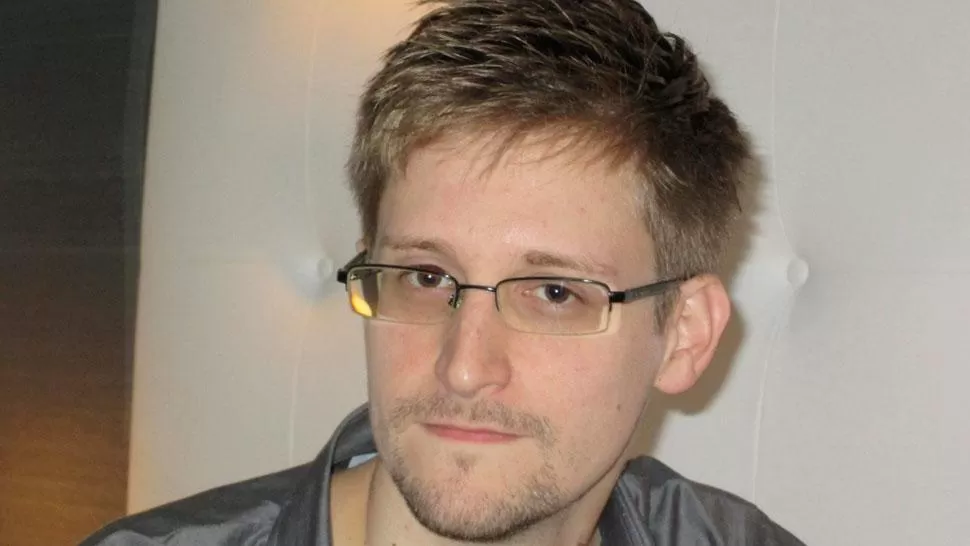 SNOWDEN. Yo no quería cambiar la sociedad; quería determinar si la sociedad debía cambiarse a si mismo, dijo el joven. REUTERS