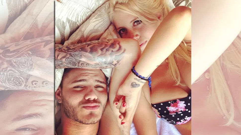 RELAJADOS. Wanda y Mauro muestras sus tatuajes desde la cama del hotel. FOTO TOMADA DE TWITTER.COM/MAUROICARDI