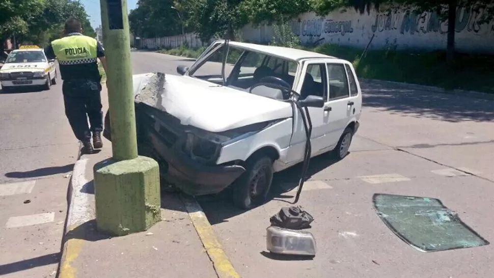 SOBRE LA PLATABANDA. Según la Policía, el conductor perdió el control por la pinchadura de un neumático. FOTO DE JOSÉ INESTA
