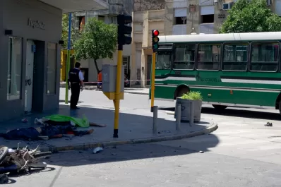 Mueren dos jóvenes que iban en moto tras chocar con un ómnibus