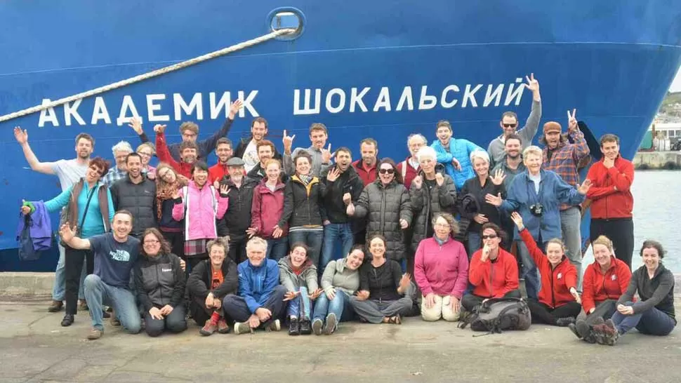 HAY ESPITIRU. Uno de los líderes de la delegación llevó alivio a los familiares de los ocupantes del barco. FOTO TOMADA DE TWITTER.COM/PROFCHRISTURNEY