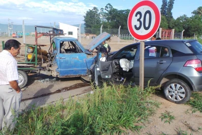 Un auto y una camioneta chocaron de frente en Lomas de Tafí