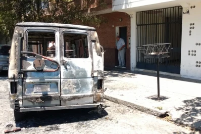 Se incendió una Trafic en la entrada a su garage y no consigue que la retiren