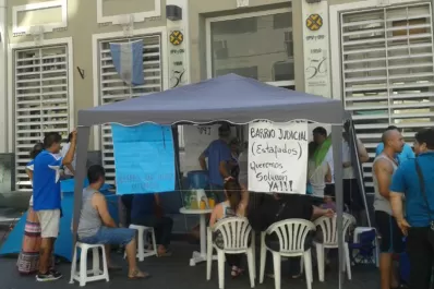 Adjudicatarios de un barrio montaron una carpa frente al Instituto de Vivienda