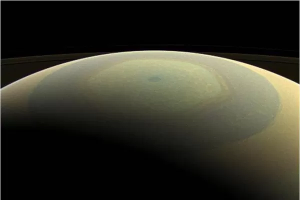 NASA difunde nuevas imágenes de Saturno y sus lunas, a todo color