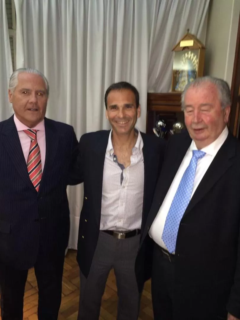 DIRECTIVOS. Derito, Garber y Julio Grondona posan para la foto después de una reunión de dirigentes en la AFA.  