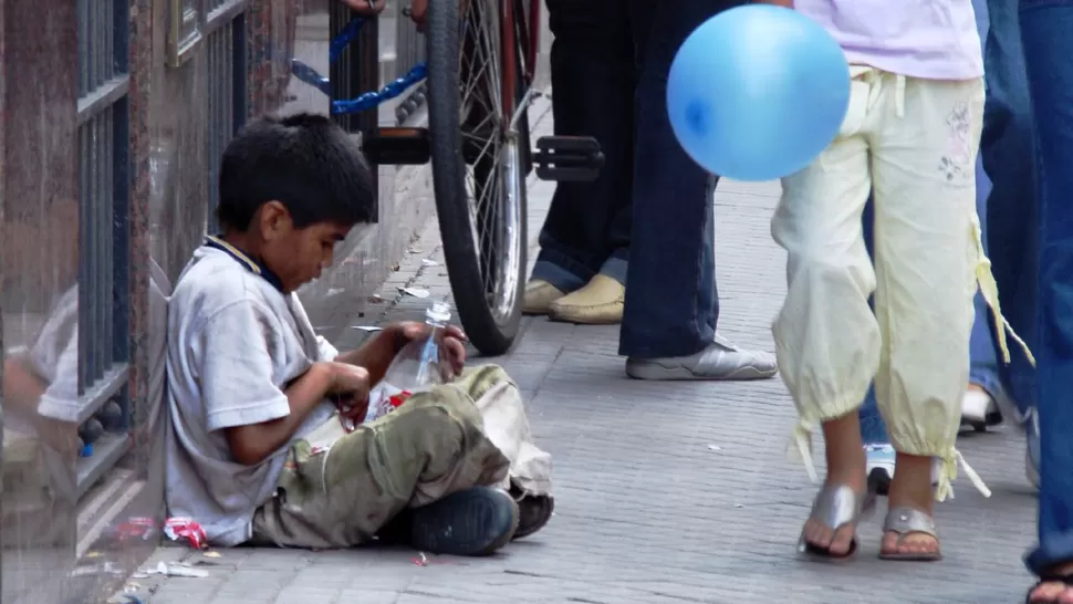 DIFERENCIAS. Según el Indec, la pobreza aún castiga a casi 450 mil hogares, en los que habitan cerca de 1,2 millón de personas. FOTO TOMADA DE ARGENHOY.COM.AR