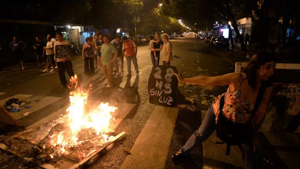 DRAMÁTICO. En algunos barrios porteños están sin luz desde hace más de 10 años. FOTO TOMADA DE INFOBAE.COM