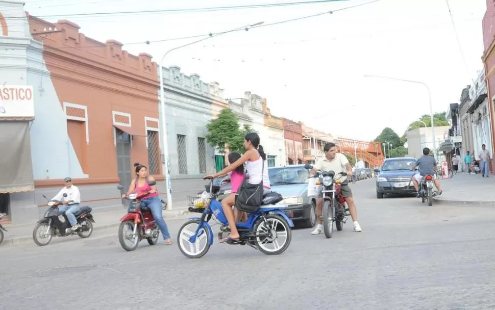 EN RIESGO. Es común ver a casi todos los motociclistas sin casco. 