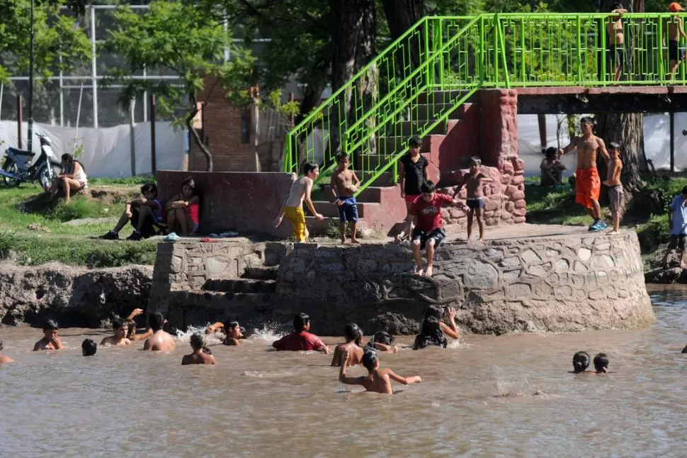 CONTRASTE. En el lago San Miguel, en el parque 9 de Julio, los chicos hicieron de las suyas. La peatonal fue durante todo el día un desierto.  