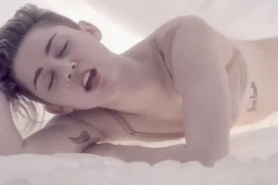 Miley Cyrus estrena Adore you, su nuevo y sensual videoclip