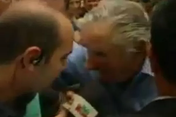 Se enojó Mujica y terminó a los manotazos con un periodista