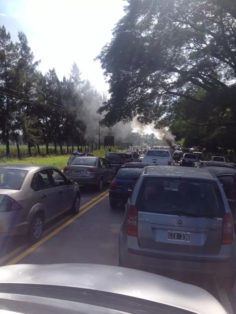 REEDICIÓN. La protesta que se realizó ayer en la ruta a los valles volvería a concretarse hoy y mañana. Los reclamos a las puertas del Subsidio de Salud se repetirán desde las primeras horas de hoy, con corte de calle incluido. foto Gentileza de pilar malmierca - la gaceta / foto de Antonio Ferroni