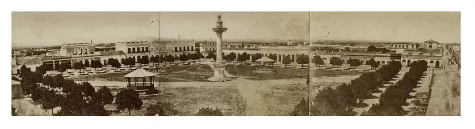 LA ANTIGUA PLAZA INDEPENDENCIA. Lucía en el centro la Pirámide Federal. La hizo construir el general Celedonio Gutiérrez en 1842, en homenaje al triunfo rosista de Oribe sobre Lavalle, en Famaillá. Fue demolida en 1862. 