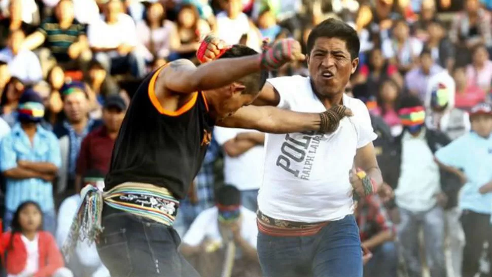 A TODO O NADA. Dos hombres peleando durante la celebración del tradicional Takanakuy. FOTO DE RPP.COM.PE