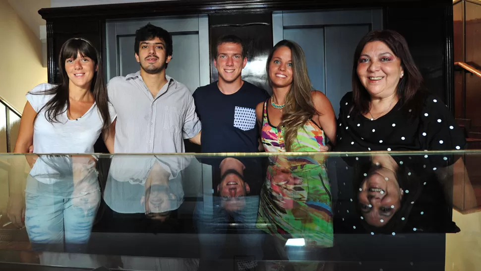 LA FAMILIA. Max en su visita a LA GACETA junto a su madre Patricia, sus hermanos Ivanna y Juan y su novia Natalia. LA GACETA / FOTO DE DIEGO ARÁOZ