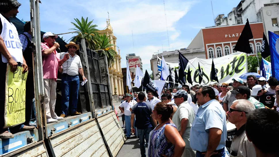 UN PLUS. Gremios, agrupaciones de desocupados y partidos de izquierda movilizaron ayer a plaza Independencia en reclamo de un extra de $ 2.000. LA GACETA / FOTO DE JORGE OLMOS SGROSSO