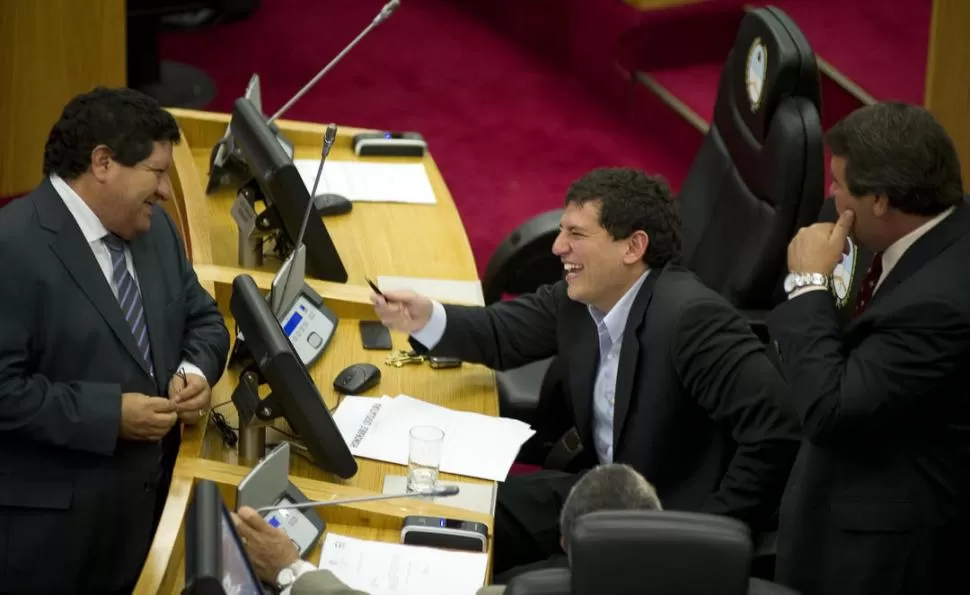 PRIMERO HUBO RISAS. En la sesión hubo momentos de distensión antes del debate de la ley del Pacto Social. Orellana (izquierda) ríe junto con Gassenbauer. la gaceta / FOTO DE JORGE OLMOS SGROSSO 