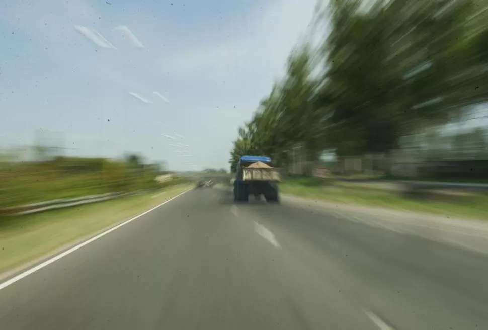 INSANA CONVIVENCIA. Al tránsito pesado se suma un flujo más vinculado con lo urbano. Son dos factores que hacen de la ruta 9 una vía peligrosa. la gaceta / fotos de jorge olmos sgrosso 