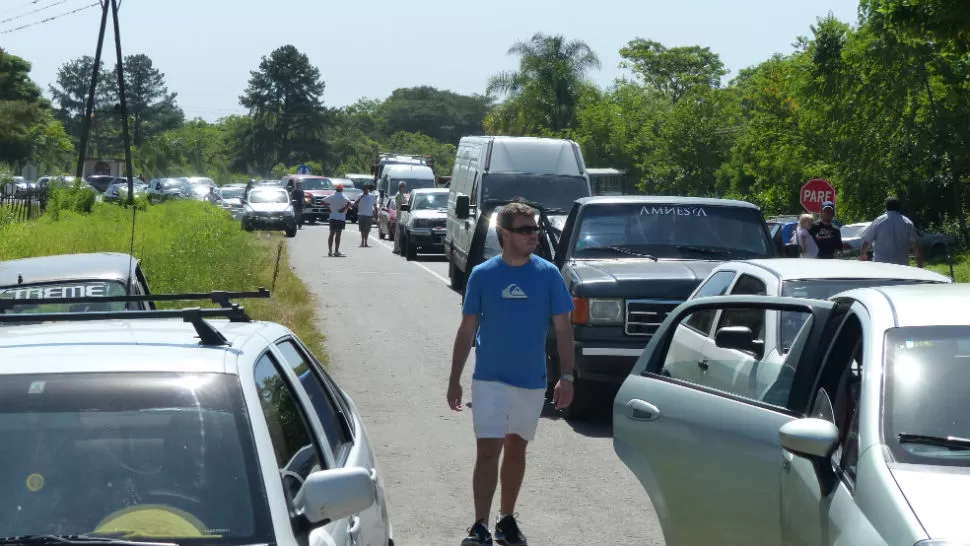 UN CAOS. Los vehículos, en fila por la protesta. LA GACETA / FOTO DE OSVLADO RIPOLL